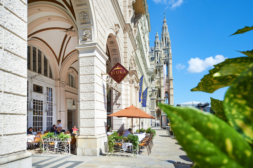 Außenansicht Conditorei Sluka Rathausplatz